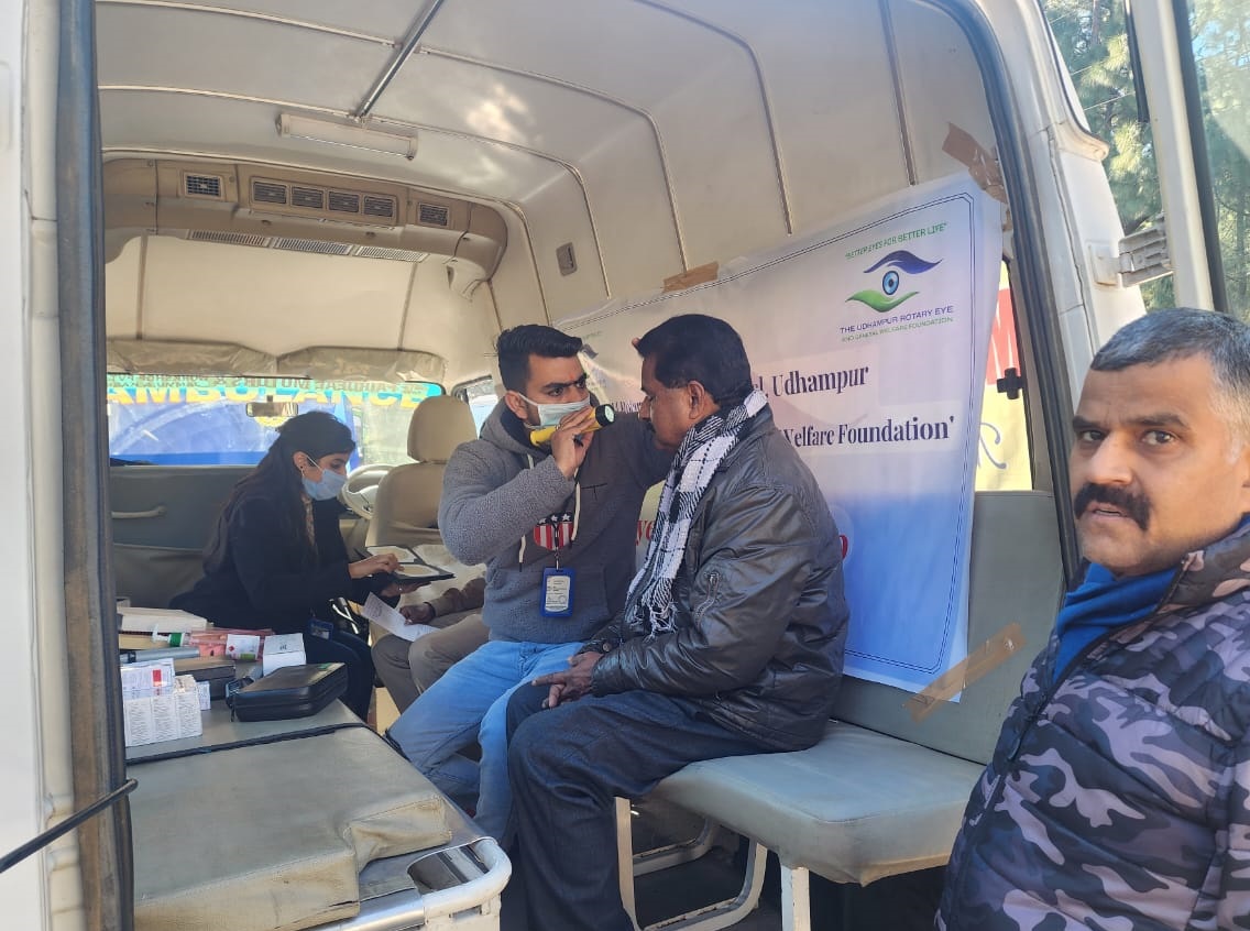 MVD holds free Eye testing camp for commercial drivers on Katra-Jammu road