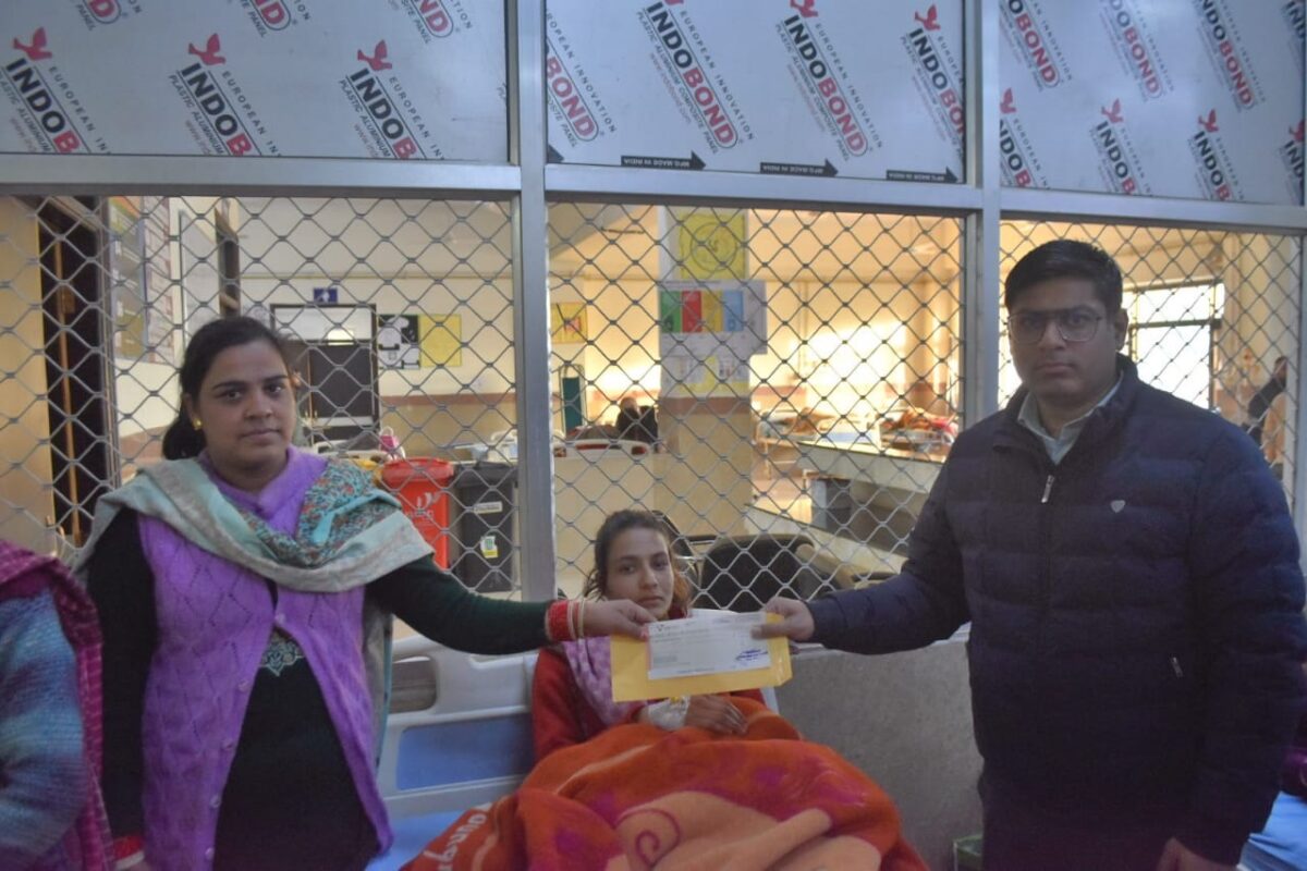 DC Rajouri visits GMC; hands over Ex-gratia relief to persons injured in Dhangri Terrorist Attack