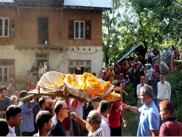 In show of communal harmony, Muslims help perform last rites of Kashmiri Pandit in J&K’s Ganderbal