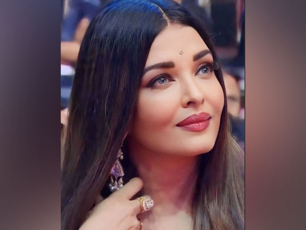 Aishwarya Rai Bachchan manages to turn heads in style!