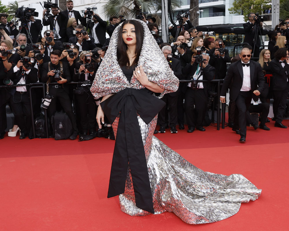 Aishwarya rai at Cannes festivals in butterfly like dress Metal Print by  Rohit Kushwaha - Pixels
