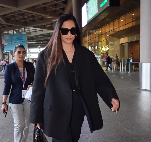 Sonam Kapoor's airport look includes an all black outfit and Hermès Kelly  bag worth Rs. 5.5 lakh 2 : Bollywood News - Bollywood Hungama