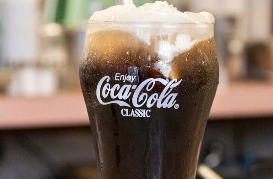 This 98 Year Old New York Diner Still Makes Their Coca-Cola the Old School Way!