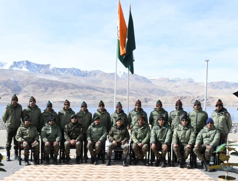 GOC Fire & Fury Corps reviews operational & security preparedness in forward areas in Ladakh