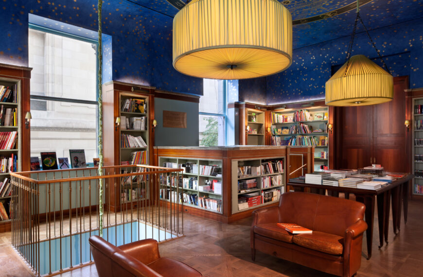 Have you ever to most beautiful bookstore Albertine in New York City?
