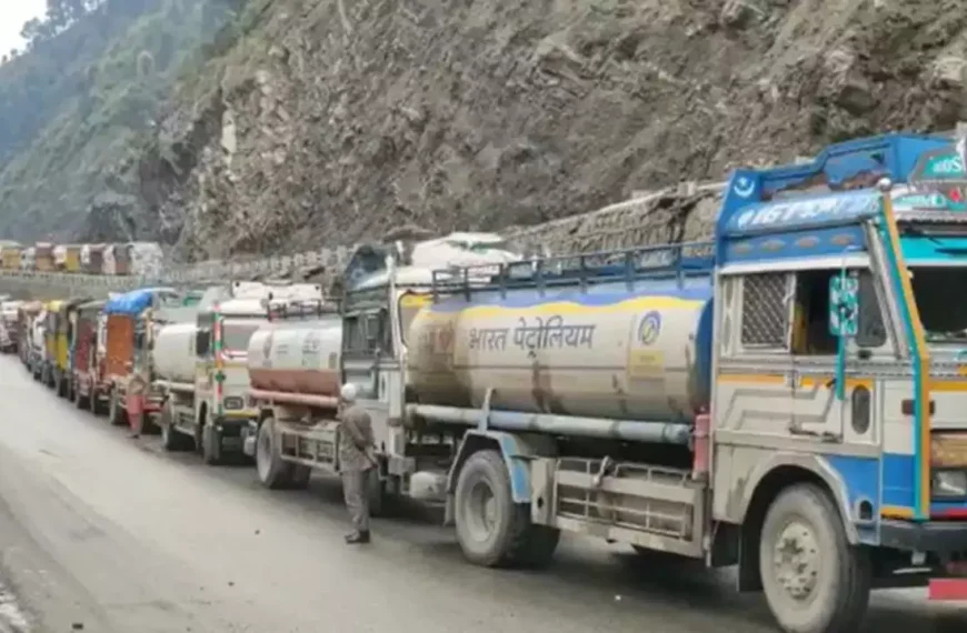 Traffic snarl at Ramban’s Dalwas hampers release of LMVs on Jammu-Srinagar Highway; Commuters urged to co-operate