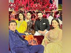 Ranbir-Alia, Kareena-Saif, Neetu Kapoor pose for ‘fam jam’ picture