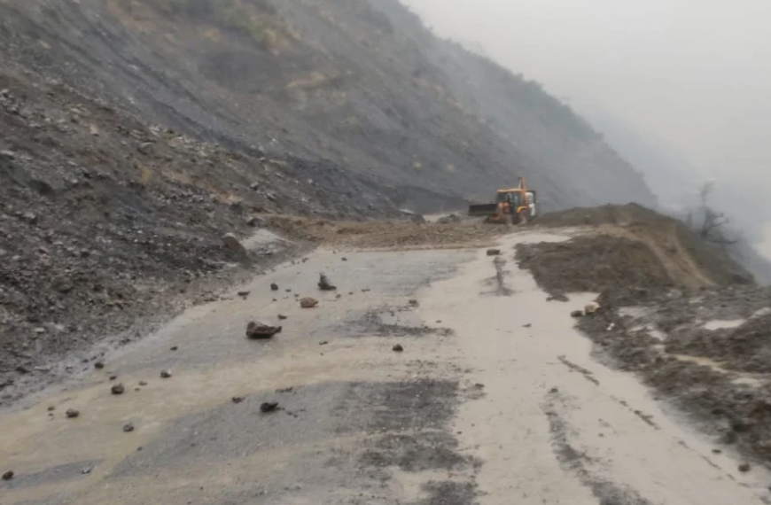 Jammu-Srinagar highway blocked due to mudslide at Mehad-Cafeteria, travel advisory issued
