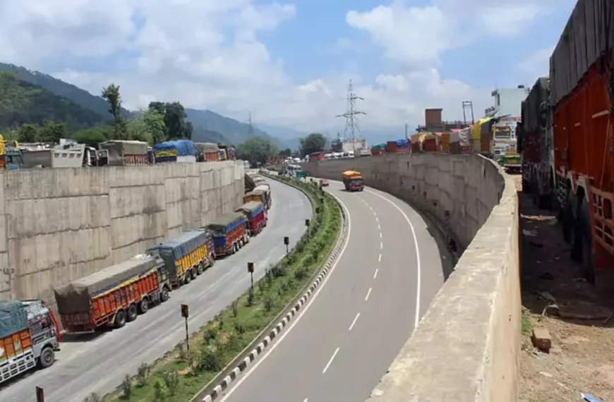 Jammu-Srinagar highway partially open, LMVs move freely while HMVs allowed towards Jammu only