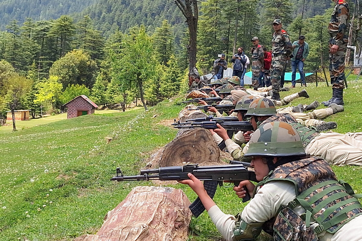 Army commander reviews counter-terror training of police officers in Bhaderwah