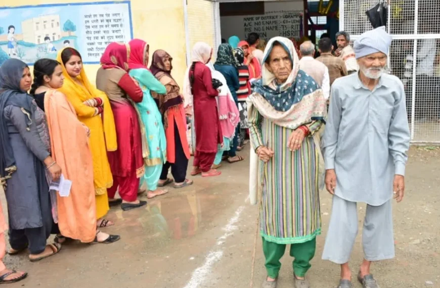 Udhampur: Elderly voters show dedication to democracy process