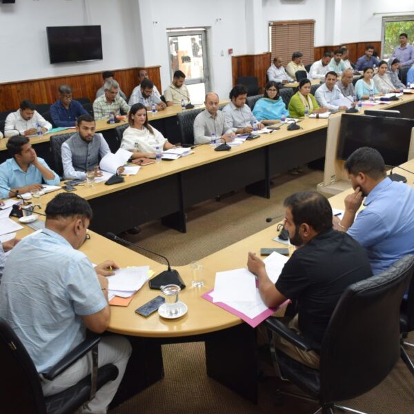 DC Jammu reviews functioning of Revenue Department