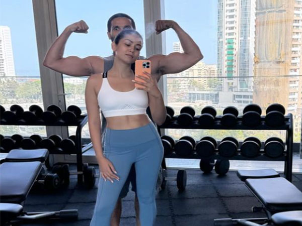 Shahid Kapoor flaunts his biceps as wife Mira clicks picture from their joint workout session