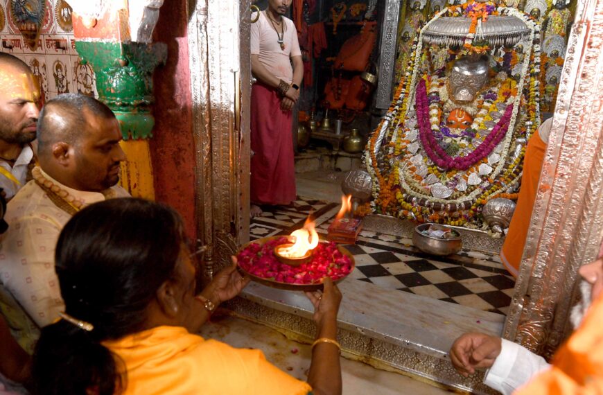 President Droupadi Murmu offers prayers at Ram Temple in Ayodhya, attends…