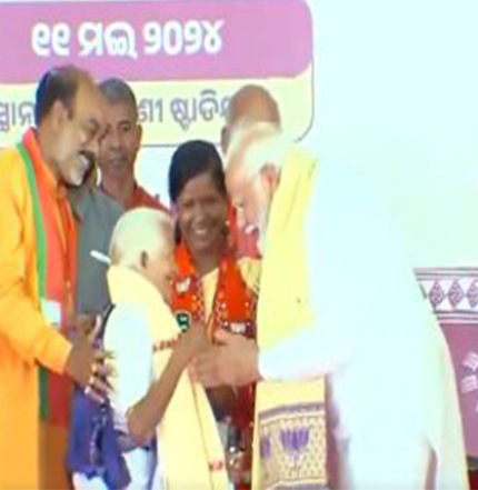 In Odisha’s Kandhamal: PM Modi bows down, seeks blessings from Padma awardee Purnamasi Jani