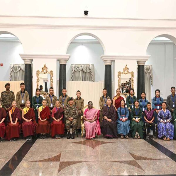 President Droupadi Murmu meets students from Ladakh attending National Integration Tour