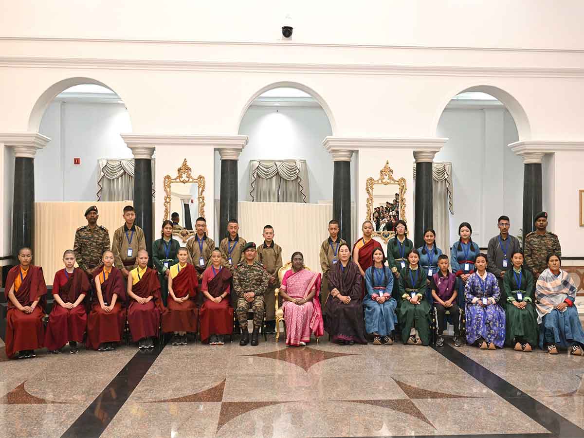 President Droupadi Murmu meets students from Ladakh attending National Integration Tour