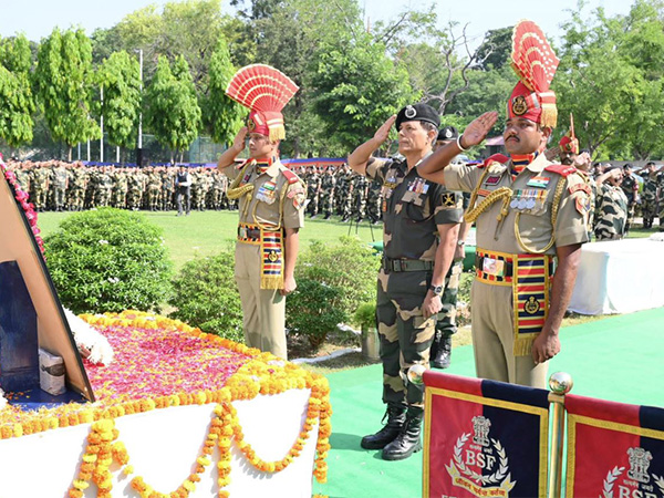 Daljit Singh Chawdhary, DG BSF, lays wreath at the Amar Prahari memorial Paloura Camp Jammu (Photo/BSF)