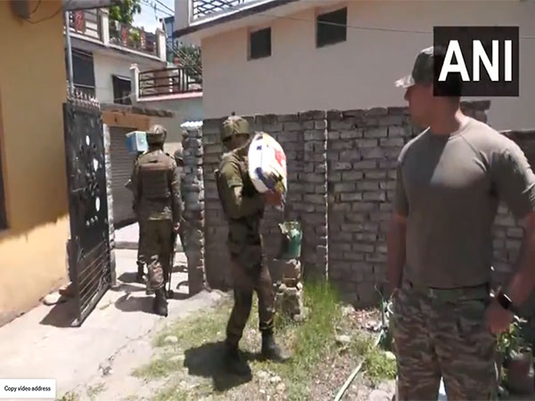 Door-to-door assistance drive in Poonch (Photo/ANI)
