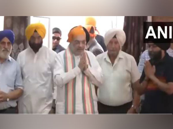 Union Home Minister Amit Shah visits Singh Sabha Gurudwara in Poonch, damaged in cross-border firing (Photo/ANI) 