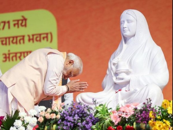 PM Narendra Modi paying tribute to Lokmata Devi Ahilyabai Holkar on her birth anniversary in Bhopal (Photo/@narendramodi)