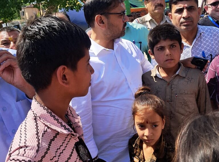 Satish Sharma visits relief camps; meets displaced border residents