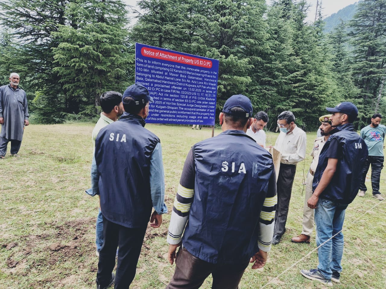 J&K Police's State Invesitgation Agency team in Kupwara (Photo: ANI)